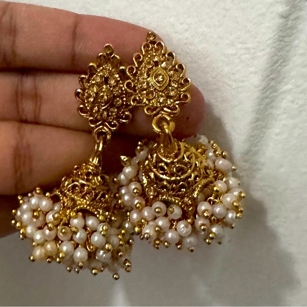 Pearl butta earrings